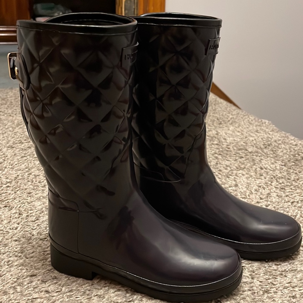 Navy colored Hunter rainboots. Size 5